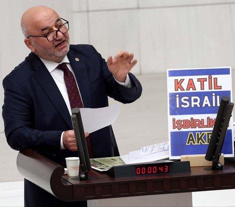 FOTO: Detik-Detik Anggota Parlemen Turki Ambruk Saat Pidato Kecam Israel: Kena Serangan Jantung dan Meninggal Dunia