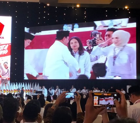 Berbaju Putih dan Kopiah Hitam, Prabowo Hadiri Rakornas Gerindra di Jiexpo