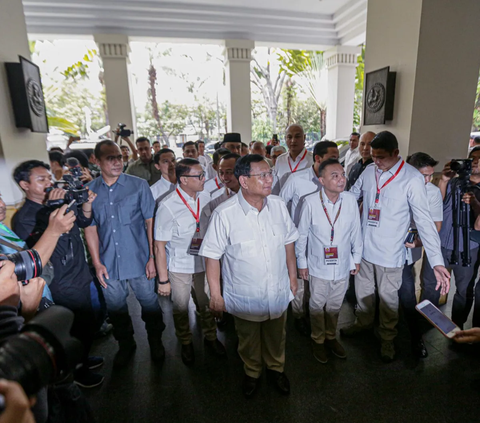 Berbaju Putih dan Kopiah Hitam, Prabowo Hadiri Rakornas Gerindra di Jiexpo