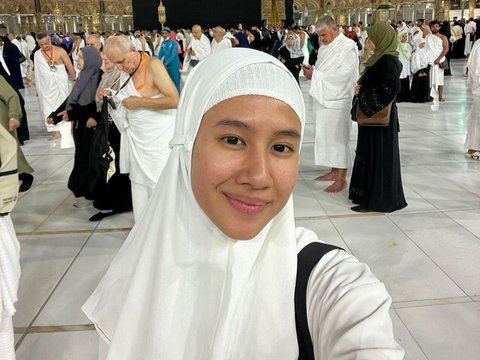 Thought to be Non-Muslim, Here's a Portrait of Shenina Cinnamon Performing Umrah