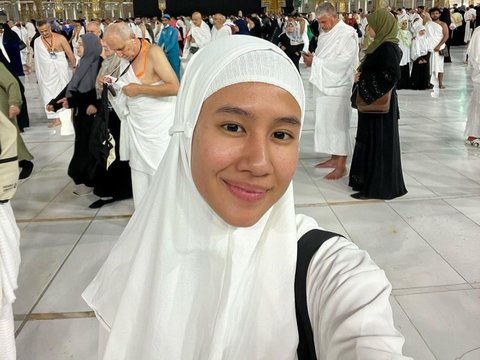 Thought to be Non-Muslim, Here's a Portrait of Shenina Cinnamon Performing Umrah