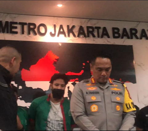 Beda Gaya Ammar Zoni saat Dipamerkan Polisi, Dulu Masih Bisa Senyum Sekarang Diam Terpuruk