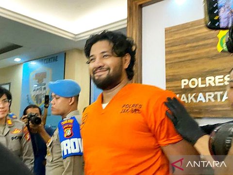 Beda Gaya Ammar Zoni saat Dipamerkan Polisi, Dulu Masih Bisa Senyum Sekarang Diam Terpuruk