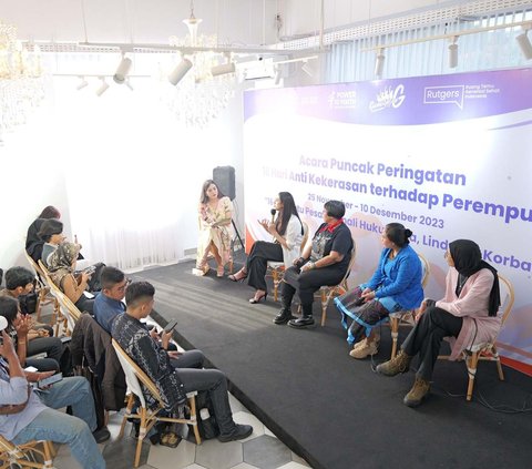 FOTO: Mengunjungi Pameran Lukisan dan Puisi pada Puncak Peringatan Hari Anti Kekerasan Terhadap Perempuan