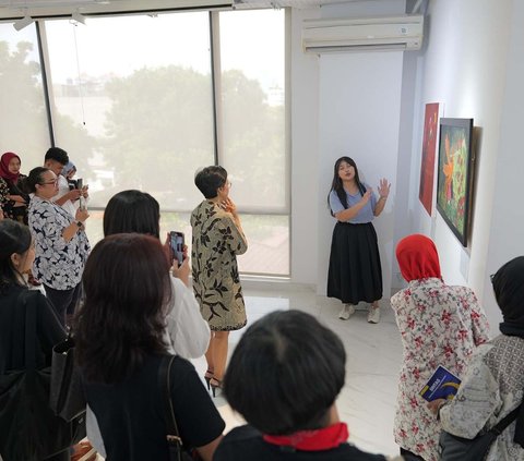 FOTO: Mengunjungi Pameran Lukisan dan Puisi pada Puncak Peringatan Hari Anti Kekerasan Terhadap Perempuan