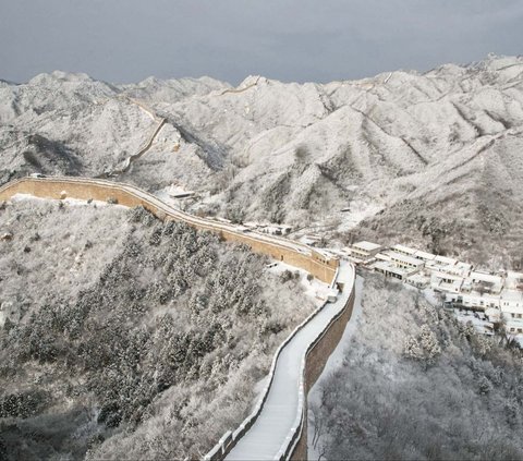 Suhu rendah yang melanda bagian utara Beijing menyebabkan Tembok Besar China di wilayah Shuiguan memutih berselimut salju, pada Jumat (15/12/2023). Tampak salju tak hanya menyelimuti Tembok Besar China, tetapi juga menutupi gunung dan  lembah di sekitarnya.