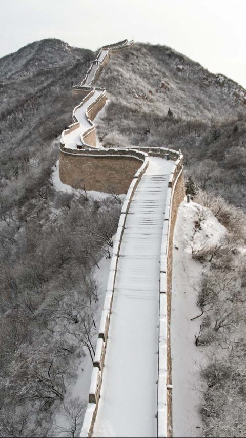 Fenomena ini membuat Tembok Besar China tampak lebih indah dengan nuansa berbeda.