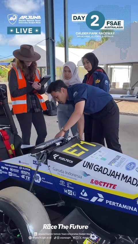 Pengecekan mobil oleh panitia FSAE 2023.