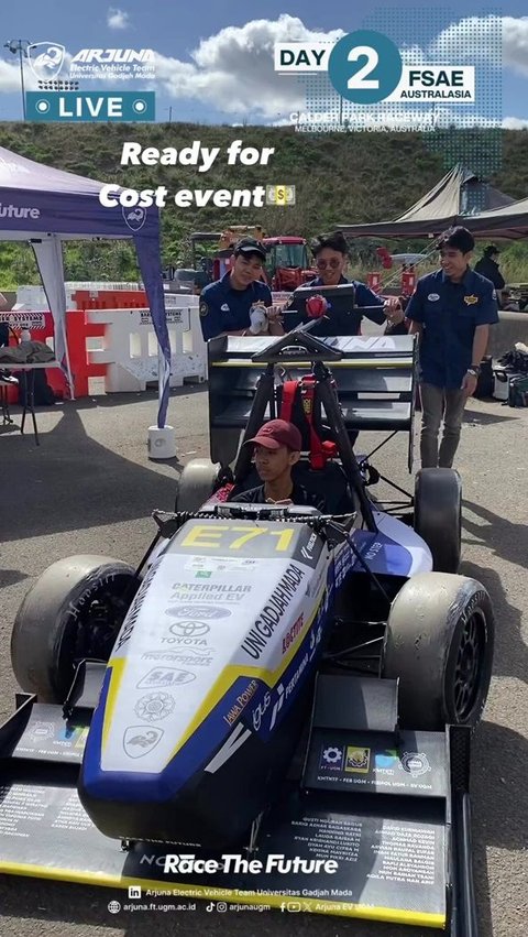 Ketika Mobil Phoenix AF-04 dari Tim Arjuna EV UGM Lulus Inspeksi di Formula SAE 2023