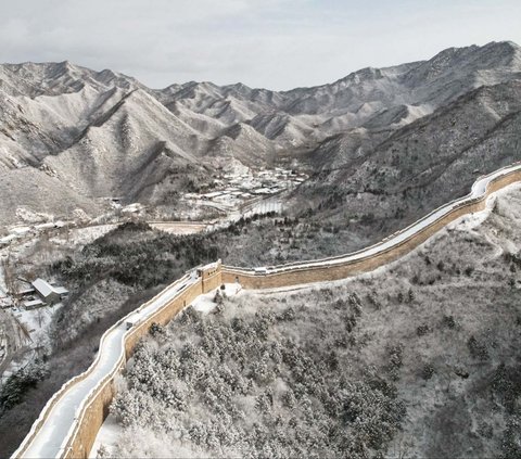 FOTO: Keindahan Tembok Besar China Memutih Berselimut Salju