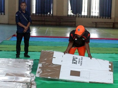 FOTO: KPU Jakpus Mulai Distribusikan Logistik Pemilu 2024 di Kecamatan Tanah Abang