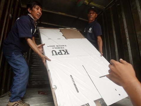 FOTO: KPU Jakpus Mulai Distribusikan Logistik Pemilu 2024 di Kecamatan Tanah Abang