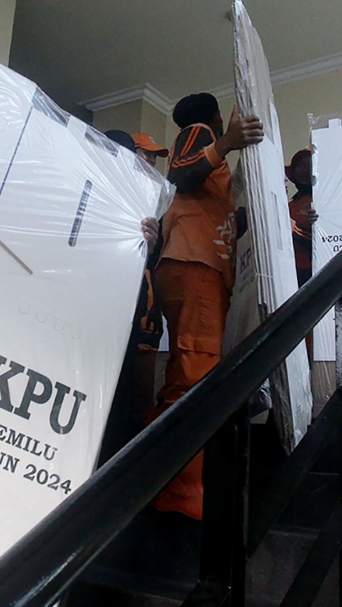 Petugas PPSU mengangkut logistik Pemilu 2024 setibanya di GOR Kecamatan Tanah Abang, Jakarta, Jumat (15/12/2023).