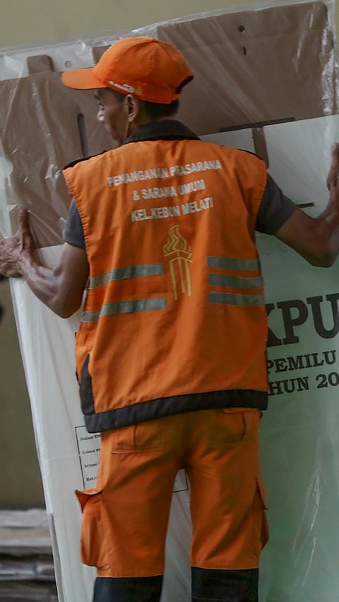 Petugas PPSU mengangkut logistik Pemilu 2024 setibanya di GOR Kecamatan Tanah Abang, Jakarta, Jumat (15/12/2023).