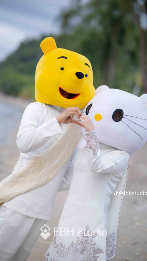 Di Luar Rencana, Pasangan Ini Pakai Kepala Badut untuk Foto Pernikahan, Hasilnya Menggemaskan!