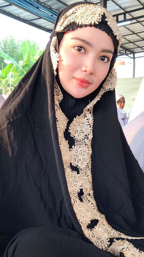 Biasa Tampil Seksi! Ini Potret Wika Salim Pakai Hijab Bikin Klepek-Klepek