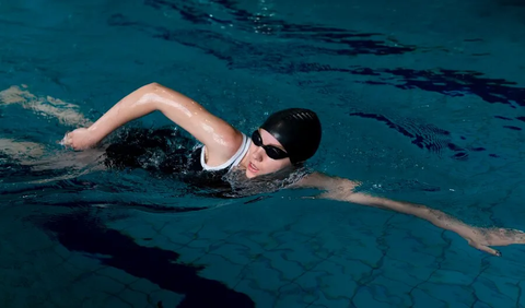 1. Berenang: Menjadi Tinggi dengan Gerakan Horizontal