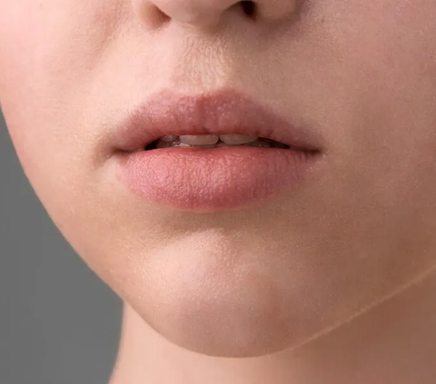 Ada cara-cara alami dan perawatan medis yang bisa Anda coba untuk menjaga kelembapan bibir Anda. Mari kita ulas lebih lanjut.
