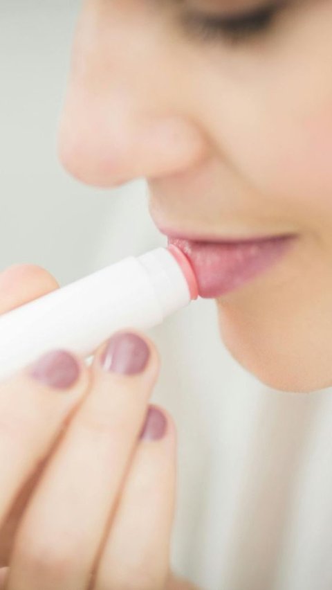 2. Manfaatkan Lip Balm untuk Kelembapan Ekstra