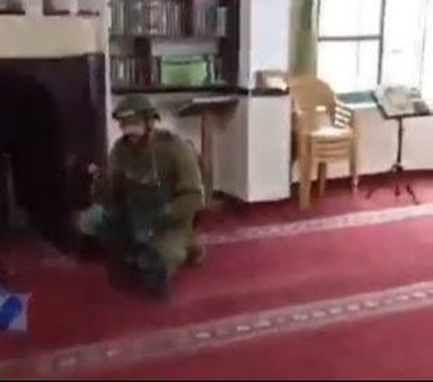 Viral Video of Israeli Soldiers Entering a Mosque in Palestine and Reciting Jewish Prayers Using a Loudspeaker