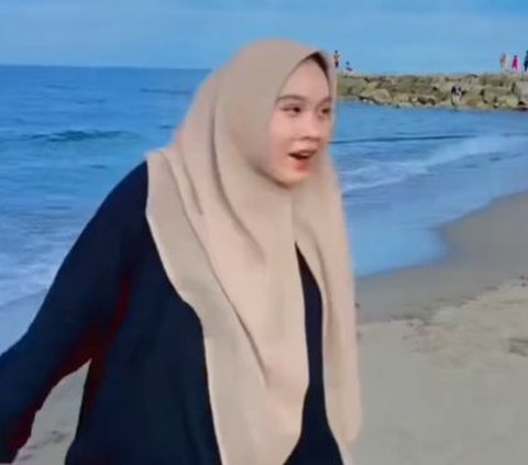 Bret! Naughty Girl Pants Ripped While Dancing on the Beach, The Tear is So Big It Can Make a New Hijab