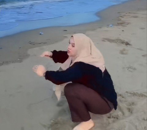 Bret! Girl's Pants Rip While Dancing at the Beach, So Big the Tear Could Make a New Hijab