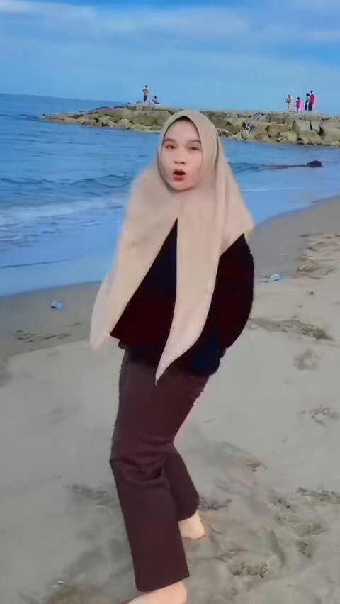 Bret! Naughty Girl Pants Ripped While Dancing on the Beach, The Tear is So Big It Can Make a New Hijab