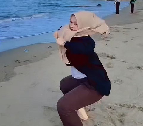 Bret! Naughty Girl Pants Ripped While Dancing on the Beach, The Tear is So Big It Can Make a New Hijab