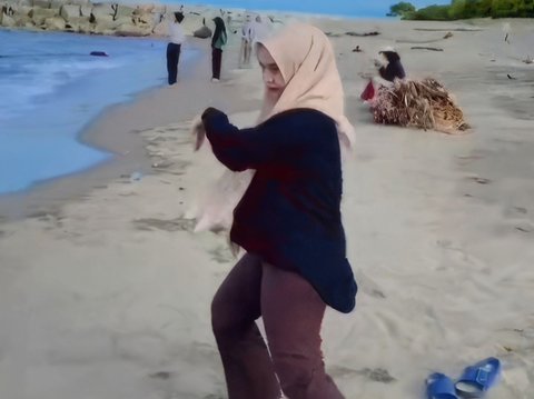 Bret! Naughty Girl Pants Ripped While Dancing on the Beach, The Tear is So Big It Can Make a New Hijab