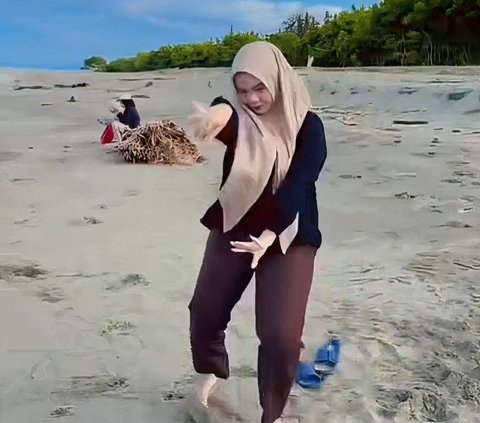 Bret! Naughty Girl Pants Ripped While Dancing on the Beach, The Tear is So Big It Can Make a New Hijab