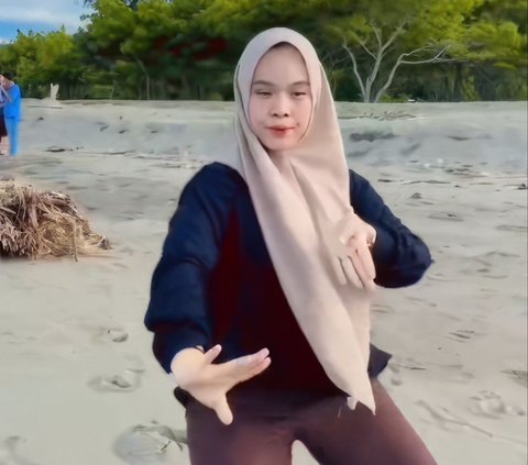 Bret! Naughty Girl Pants Ripped While Dancing on the Beach, The Tear is So Big It Can Make a New Hijab