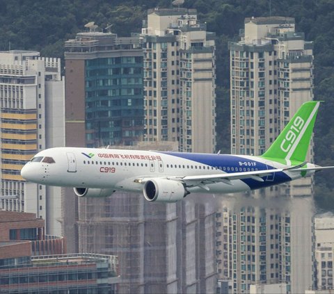 China memamerkan pesawat komersial pertama buatan dalam negeri di Hong Kong, Sabtu (16/12/2023). Pesawat tersebut melakukan penerbangan di atas Pelabuhan Victoria, Hong Kong.