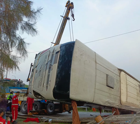 Ini Identitas Korban Meninggal Dunia Kecelakaan Tunggal Bus PO Handoyo di Tol Cipali
