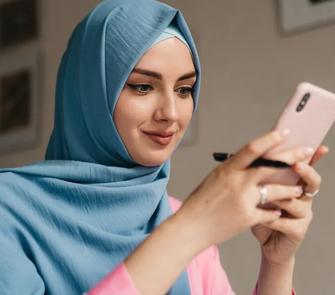 Namun, bagi yang menggunakan makeup waterproof, membersihkannya sebelum berwudhu adalah solusi agar air dapat mencapai anggota wudhu dengan sempurna.