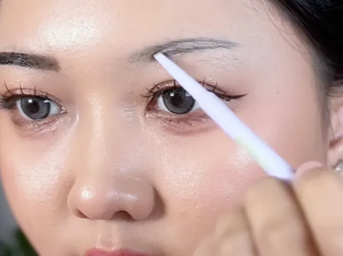 Face Looks Older When Using Black Eyebrow Pencil? Solve it with This Method