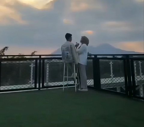 Oops! A Couple's Moment Making a Romantic and Aesthetic Video Goes Awry, Mom Takes the Phone to Record Thinking It's Her Daughter's