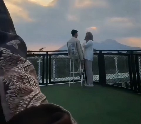 Oops! A Couple's Moment Making a Romantic and Aesthetic Video Goes Awry, Mom Takes the Phone to Record Thinking It's Her Daughter's