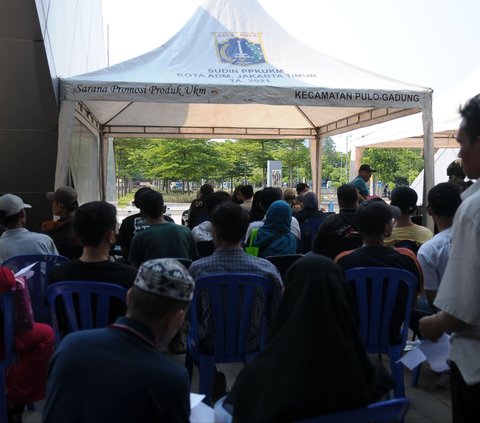 FOTO: Ribuan Pendaftar Anggota KPPS Pemilu 2024 Jalani Tes Kesehatan