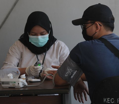 FOTO: Ribuan Pendaftar Anggota KPPS Pemilu 2024 Jalani Tes Kesehatan