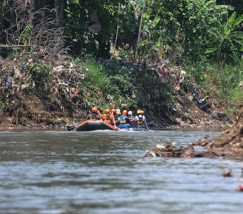 FOTO: Aksi Dompet Dhuafa Gandeng Jurnalis Susur Sungai Ciliwung untuk Bersihkan Sampah