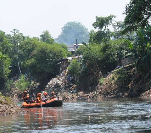 FOTO: Aksi Dompet Dhuafa Gandeng Jurnalis Susur Sungai Ciliwung untuk Bersihkan Sampah