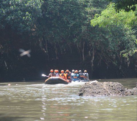 FOTO: Aksi Dompet Dhuafa Gandeng Jurnalis Susur Sungai Ciliwung untuk Bersihkan Sampah