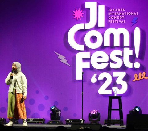 Komika Boah Sartika saat tampil dalam acara Jakarta International Comedy Festival (Jicomfest) 2023 di Tennis Indoor Senayan, Jakarta, Sabtu (16/12/2023). Jicomfest 2023 hari kedua ini diisi dengan deretan komika ternama tanah air dan luar negeri.
