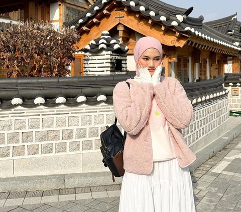 Ide Outfit Hijaber Bernuansa Warm and Sweet untuk Liburan ke Korea