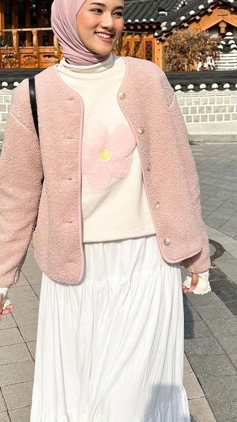 Ide Outfit Hijaber Bernuansa Warm and Sweet untuk Liburan ke Korea