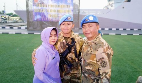 Ayah dan anak itu sama-sama berkarir sebagai prajurit TNI AL.