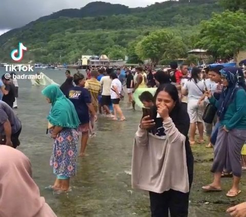 Fenomena air laut dingin di Alor yang terjadi belum lama ini pun membuat warga penasaran. Tak heran, laut dipenuhi oleh warga yang ingin membuktikan sendiri dinginnya air laut hari itu.