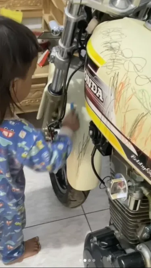 Viral! Child Allowed by Mother to Scribble on Father's Motorcycle, Husband's Reaction Becomes the Spotlight