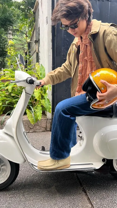 10 Foto Iqbaal Ramadhan saat Naik Vespa, Pesonanya Bikin Netizen Klepek-klepek