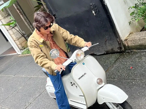 10 Foto Iqbaal Ramadhan saat Naik Vespa, Pesonanya Bikin Netizen Klepek-klepek